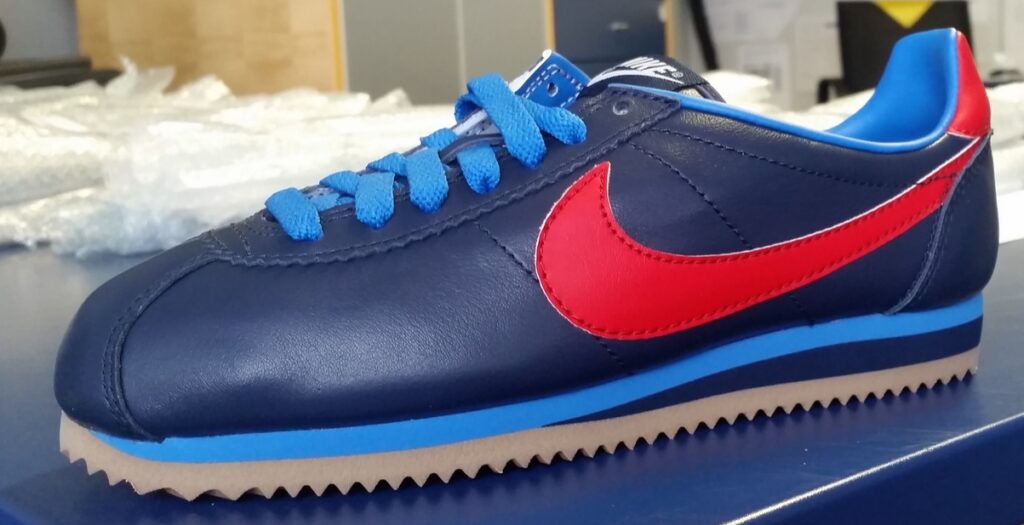 Swoosh de Nike en el lateral de una zapatilla Nike Cortez